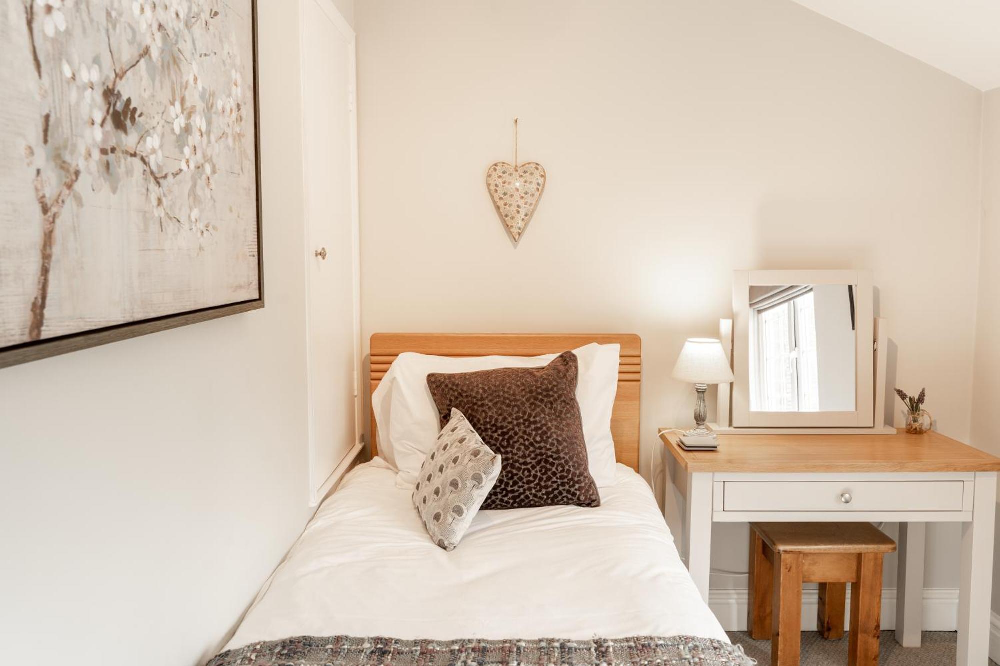 Cosy 2 Bed In Charming Village Of - For Up To 5